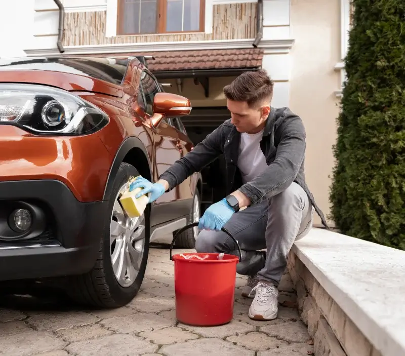Lavage auto à domicile Sainte-Gemme-la-Plaine : professionnel intervenant sur un véhicule